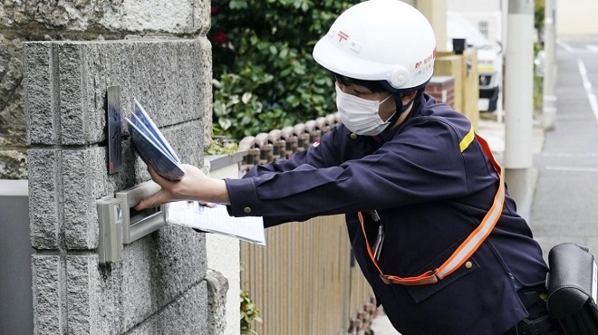Hàng nghìn chiếc khẩu trang phát cho người dân nhiễm bẩn, chính phủ Nhật Bản hứng chỉ trích