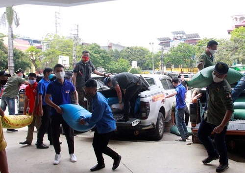 2 tấn gạo đến với những hộ nghèo bị thiệt hại bởi mưa đá ở Sơn La