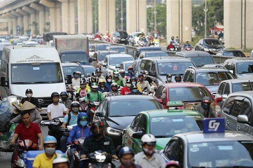 Hà Nội: Bến xe vắng vẻ hiếm thấy, cửa ngõ Thủ đô ùn tắc nghiêm trọng ngày 30/4