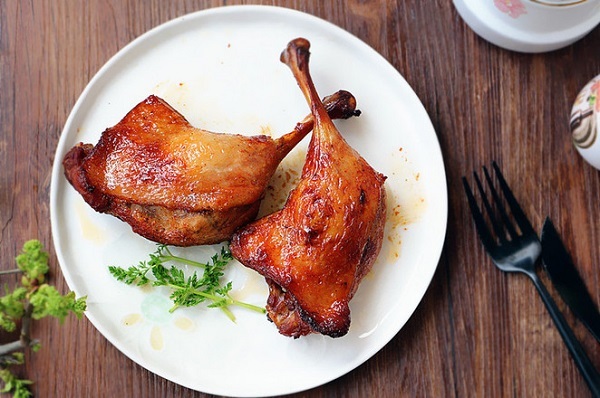 Ai cũng có thể làm món vịt quay ngon không thua tiệm chỉ với công thức này