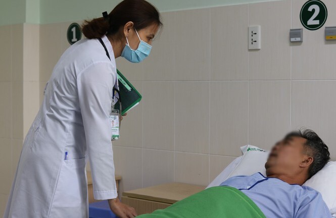 Người đàn ông bị kẹt vỏ thuốc có cạnh sắc nhọn trong khí quản suốt một năm