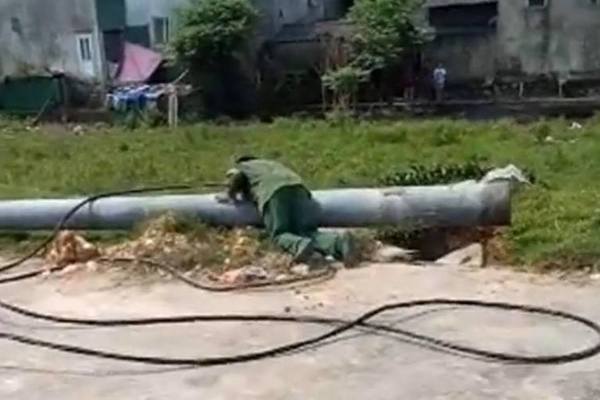 Đang kéo đường dây cột điện bất ngờ đổ sập, nam công nhân tử vong thương tâm