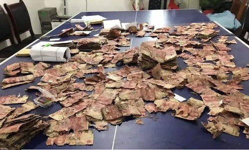 Chôn hơn 6 tỷ xuống đất vì sợ gửi ngân hàng bị mất trộm