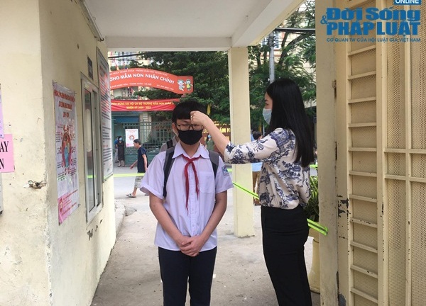 Ngày đầu tiên trở lại trường ở Hà Nội: Học sinh vui vẻ vì gặp lại bạn bè, thầy cô, phụ huynh vẫn lo lắng, e ngại