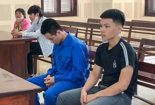 Chỉ vì điếu thuốc, 2 thanh niên đánh bạn gãy tay, lún sọ