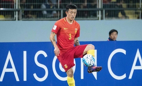 Cầu thủ Trung Quốc đạp đầu đối thủ, bị vợ tố ngoại tình, bạc nghĩa