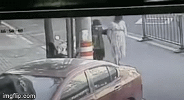 Video: Hốt hoảng vì sản phụ đẻ rơi con xuống đường