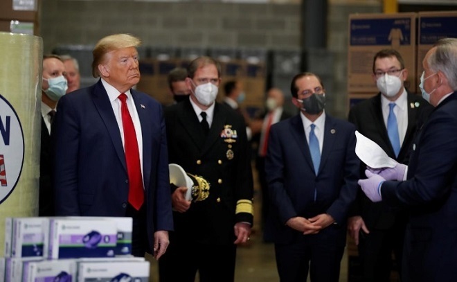 Tổng thống Trump lại không đeo khẩu trang khi thị sát trung tâm điều phối thiết bị y tế