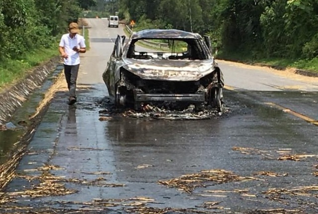 Giải cứu kịp thời tài xế mắc kẹt trong chiếc Santafe cháy trơ khung