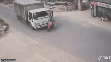 Video: Kinh hoàng cảnh xe máy bị gim chặt vào đầu xe tải vì sang đường không quan sát