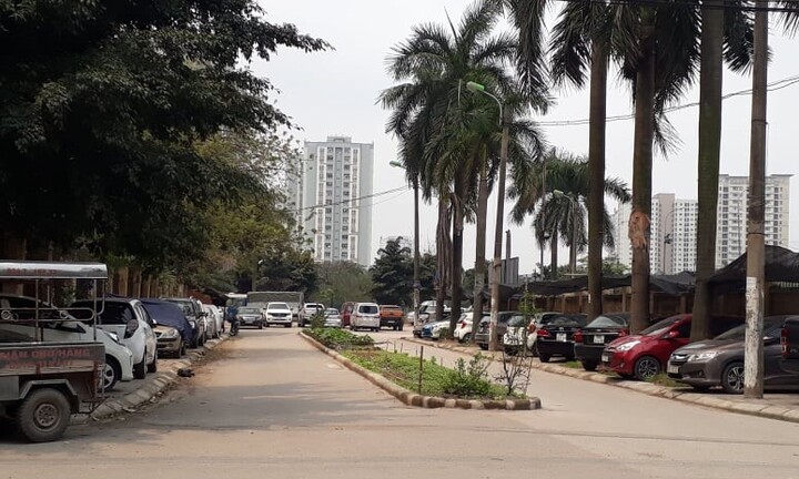 Hà Nội: Hàng loạt nhà tạm, bãi trông giữ xe trái phép tại quận Hoàng Mai ngang nhiên hoạt động công khai