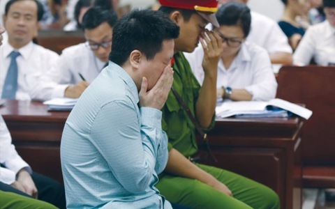 Sếp ngân hàng “ngã ngựa”: