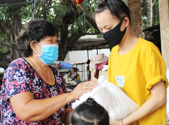 Tấm lòng thơm thảo của bà chủ 110 phòng trọ ở Sài Gòn