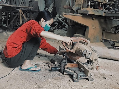 Nữ 9x mê nghề mộc, tự đóng nội thất, làm đồ chơi tặng trẻ mồ côi