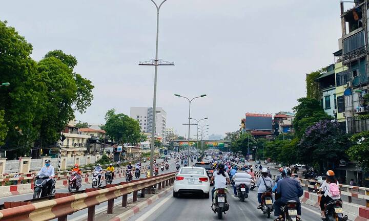 Hậu Covid: Phố xá tấp nập người, TTTM ùn ùn khách mua sắm