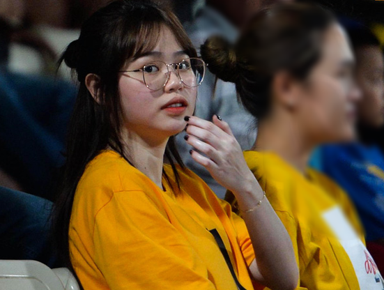 Huỳnh Anh tới Hàng Đẫy xem Quang Hải thi đấu, khoảnh khắc nào cũng lộ cằm nọng