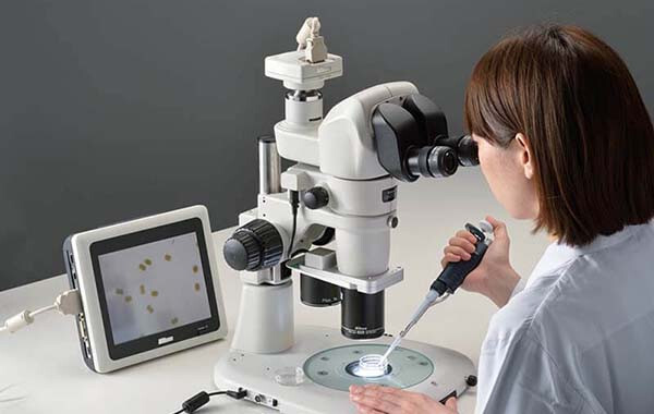 Tin tức đời sống mới nhất ngày 1/6/2020: Cô gái test mỹ phẩm dưới kính hiển vi khiến dân mạng