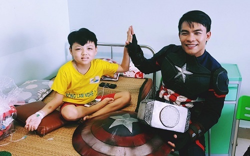 Biệt đội siêu anh hùng đến tặng quà cho các bệnh nhi ung thư, chạy thận trong dịp 1/6