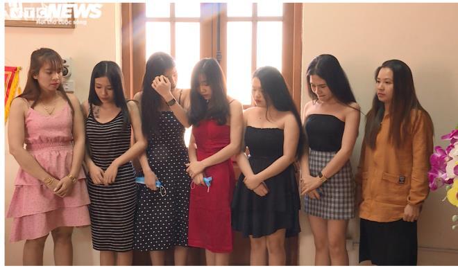 Đột kích quán karaoke, bắt quả tang 2 đôi nam nữ đang mua bán dâm