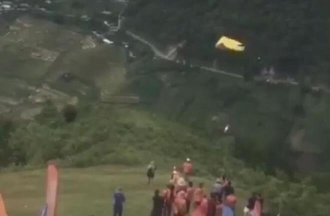 Chơi dù lượn ở Mù Cang Chải, phi công người Nga bất ngờ rơi xuống vực