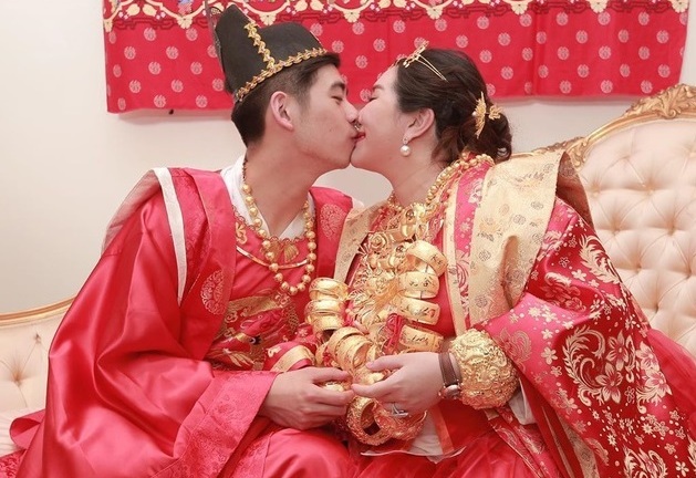 Lấy chồng trẻ kém 8 tuổi, con gái tỷ phú sòng bạc Macau được tặng của hồi môn 