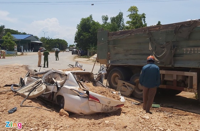 Tin tai nạn giao thông mới nhất ngày 5/6/2020: Hiện trường vụ xe Howo đè bẹp ôtô con, 3 người chết