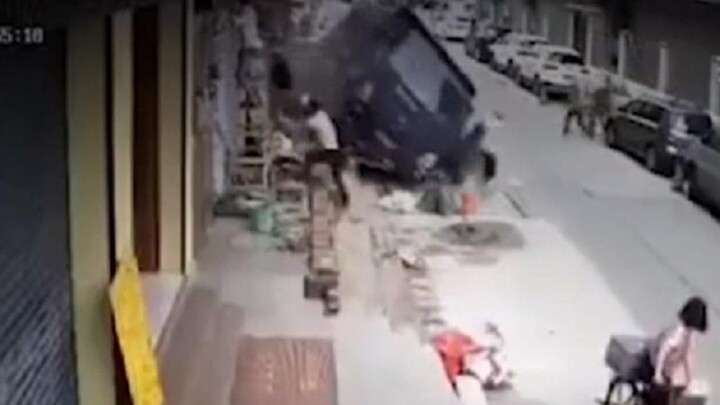 Video: Người đi trên vỉa hè suýt chết sau màn truy đuổi của chiếc ô tô mất lái