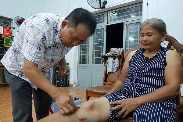 Thiếu tá 10 năm miệt mài chữa bệnh miễn phí cho người dân