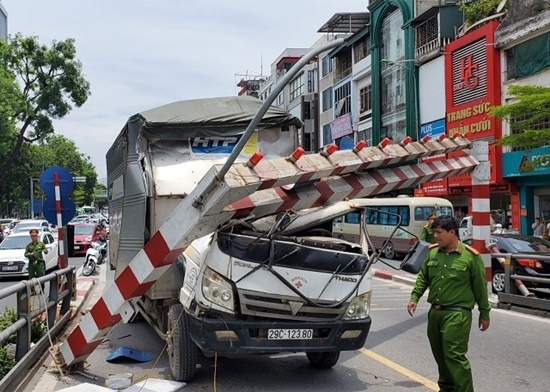 Hà Nội: Xe tải đâm sập thanh hạn chế chiều cao cầu vượt Thái Hà, tài xế may mắn thoát chết