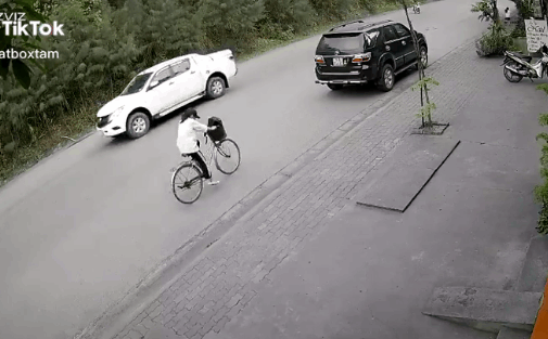 Video: Cúi gằm mặt đi đường, nữ sinh bất ngờ 