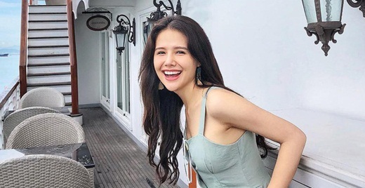 Phanh Lee khoe thiệp cưới 