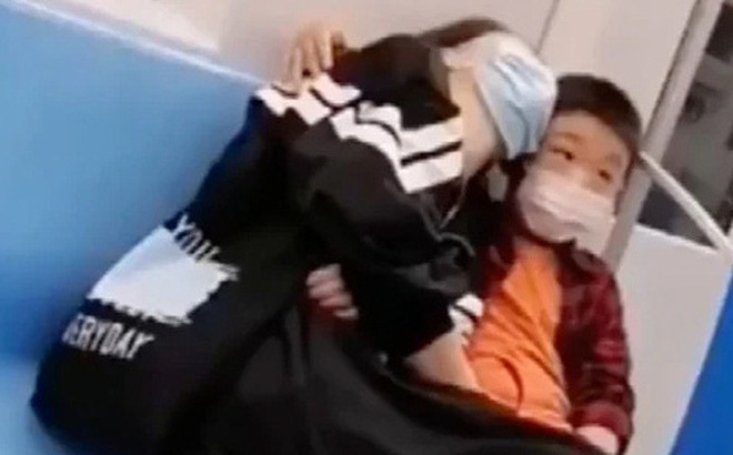 Video: Tan chảy trước cử chỉ yêu thương mẹ của cậu bé 7 tuổi, ai cũng mong nuôi con có hiếu như vậy