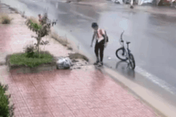 Bất ngờ lý do nam sinh lớp 6 móc sạch rác khơi cống thoát nước giữa trời mưa to