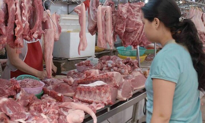 “Giá lợn chỉ giảm trên tivi”: Doanh nghiệp lãi đậm, người tiêu dùng chịu thiệt