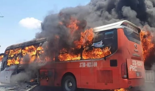 Xe giường nằm ngập trong