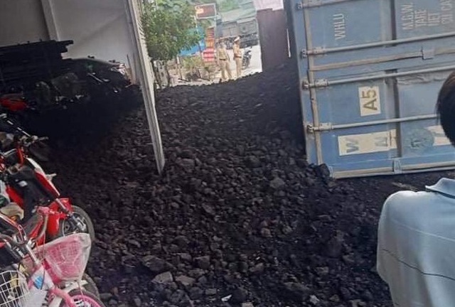 Tin tai nạn giao thông mới nhất ngày 22/6/2020: Xe đầu kéo chở than lật đè bẹp xe máy, 2 mẹ con tử vong