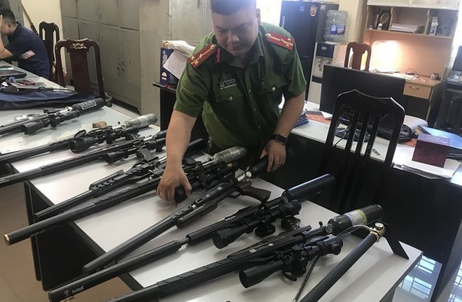 Triệt phá đường dây nhập lậu hàng trăm linh kiện súng săn từ Trung Quốc