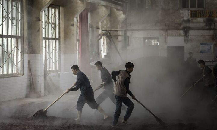 Quy trình sản xuất khắt khe tạo nên loại rượu Mao Đài đắt đỏ và nổi tiếng nhất Trung Quốc