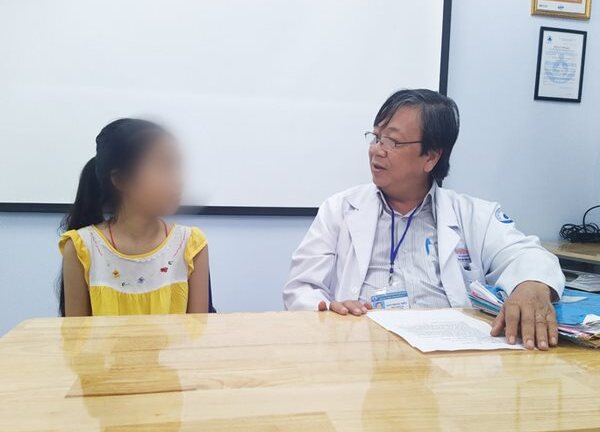 Bác sĩ thực hiện ca mổ ngoạn mục, cắt rời lá phổi cứu sống bé gái bị u phế quản