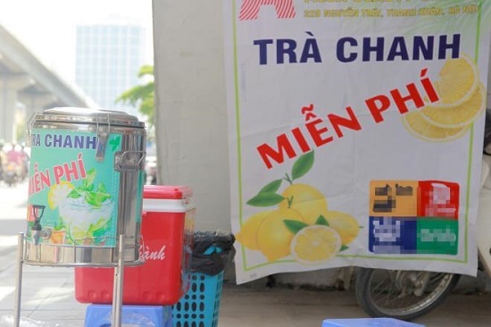 Hà Nội: Cây nước trà chanh miễn phí giúp người lao động giải nhiệt giữa ngày nóng 40 độ C