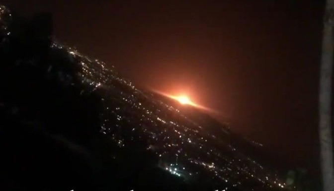 Nổ lớn làm rung chuyển thủ đô Iran, bầu trời chuyển đỏ rực, nghi tấn công căn cứ quân sự