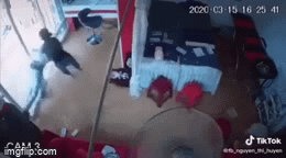 Tiệm spa bùng cháy kinh hoàng sau cú tạt xăng của người đàn ông