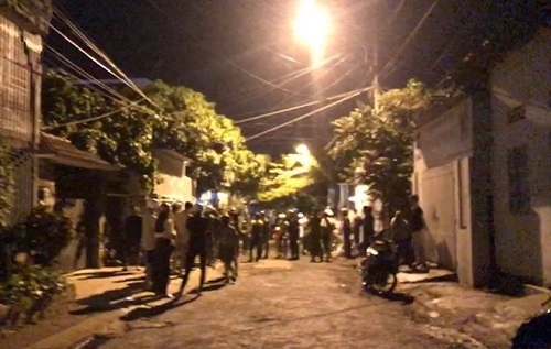 Khoảng 50 thanh niên hỗn chiến với dao rựa và bom xăng, gây náo loạn cả khu phố giữa đêm