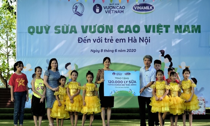 Quỹ sữa vươn cao Việt Nam và Vinamilk trao tặng 120.000 ly sữa cho trẻ em Hà Nội 