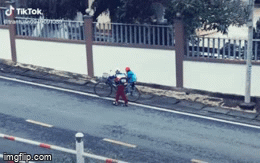 Xúc động hình ảnh bé trai chở em đi học về trên chiếc xe đạp chòng chành