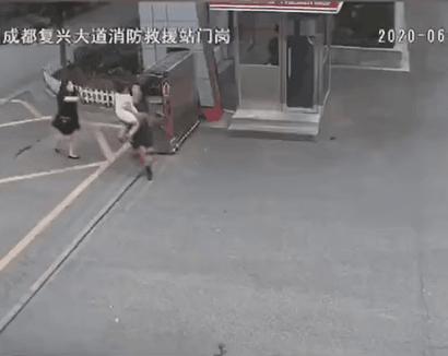 Nghe chuông cứu hỏa, bố ôm cả con vào nhận nhiệm vụ, loạt hành động phía sau khiến ai cũng xúc động