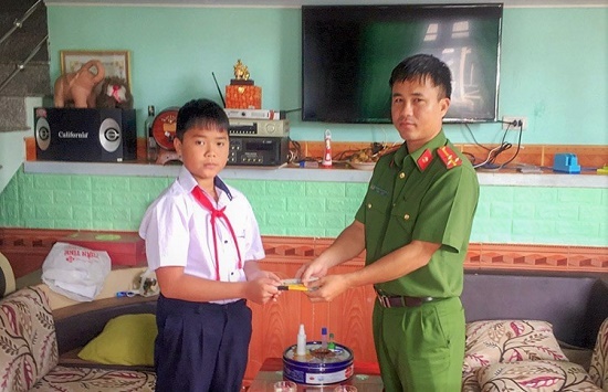 Nhặt được gần 10 triệu đồng, nam sinh lớp 6 tìm trả người đánh rơi