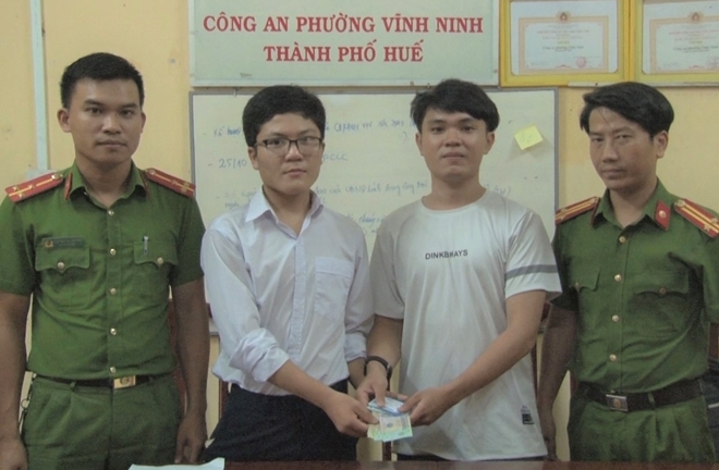 Nam sinh nghèo trả lại ví cho du khách đánh rơi