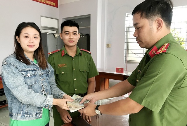 Trung sĩ công an trả gần 10 triệu đồng cho người đánh rơi