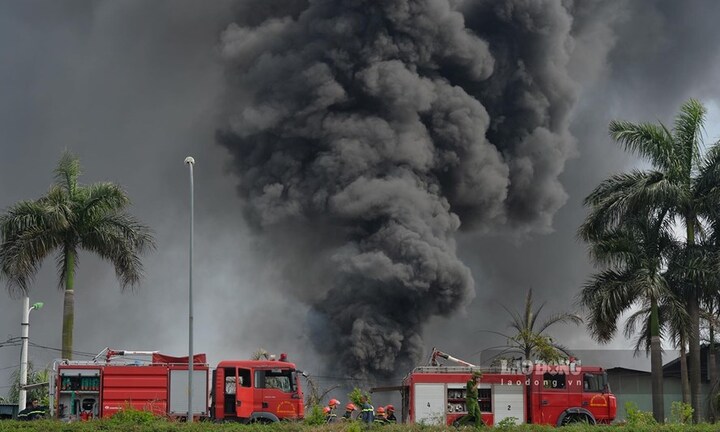 Phó Thủ tướng yêu cầu điều tra vụ cháy kho hóa chất tại Hà Nội